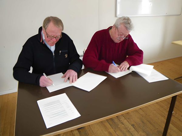 Kjell Olsson och Björn Wiklund underteckna köpekontraktet