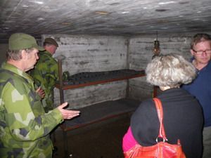 Arne Berg förevisar befälsbunkern för inresserade besökare