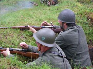 Två man i varje skyttevärn