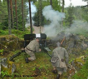 Ett nytt försök att träffa det fientliga fordonet som nu ger eld mot skansen