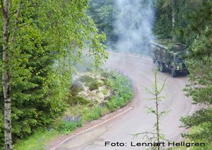 Andra skottet träffar och fordonet sätts ur spel. Vägen blir därmed effektivt blockerad för andra fordon