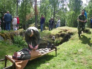 En av försvararna "sårades" och pysslas om av sjukvårdare"