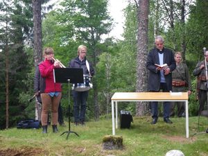 Kyrkoherde Mikael Jonsson förrättade fältgudstjänst
