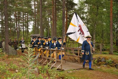 Deltagarna marscherar in...