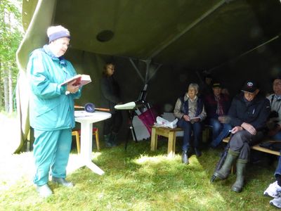 Barbro Östeby-Nilsson ledden friluftsgudstjänsten, som denna gång måste hållas i tält