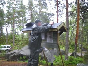 Kjell Olsson renoverar anslagstavlan